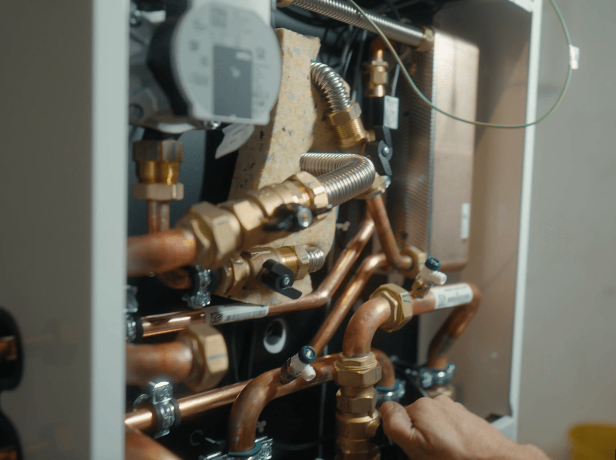 Nahaufnahme einer modernen Heizungsanlage beim Heizungsbau